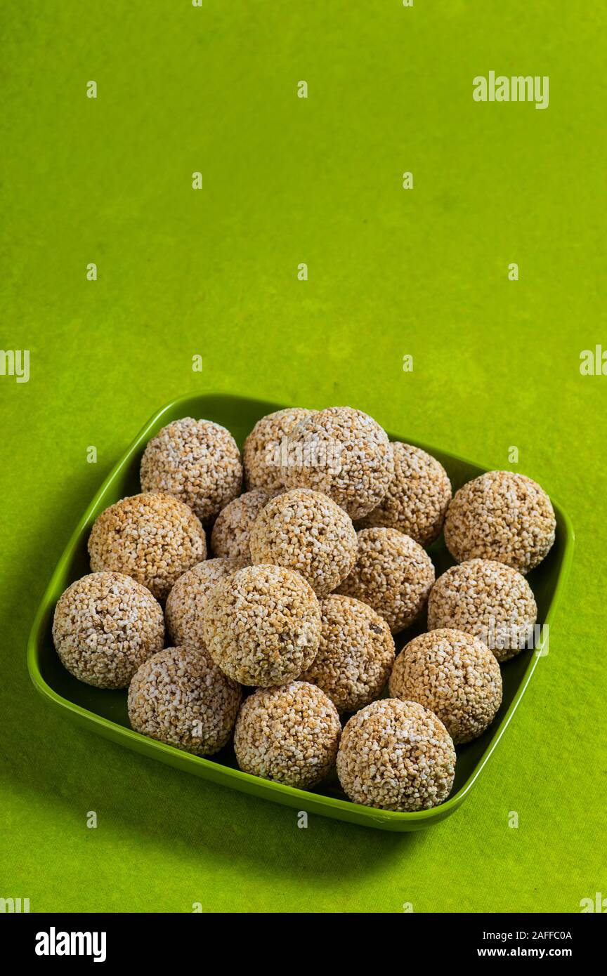 Amaranth oder Rajgira laddu, Cholai ke laddo in grüne Platte auf grünem Hintergrund Stockfoto