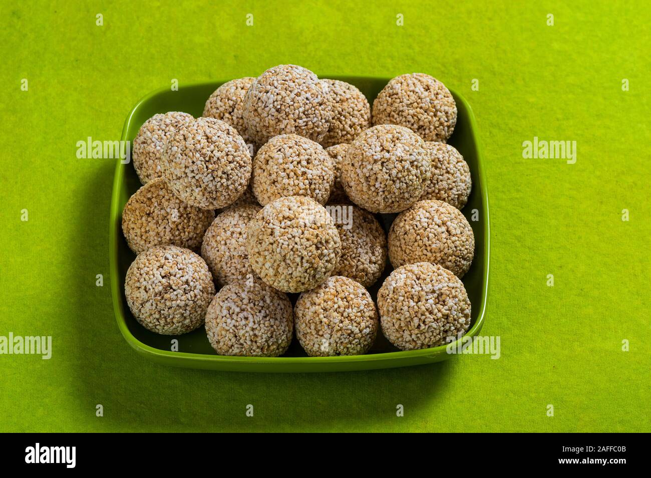 Amaranth oder Rajgira laddu, Cholai ke laddo in grüne Platte auf grünem Hintergrund Stockfoto