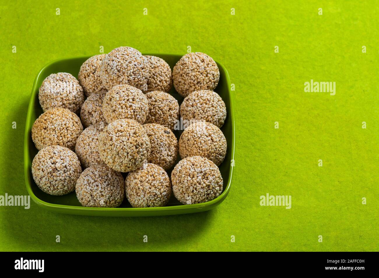 Amaranth oder Rajgira laddu, Cholai ke laddo in grüne Platte auf grünem Hintergrund Stockfoto