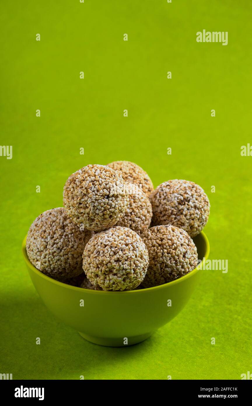 Amaranth oder Rajgira laddu, Cholai ke laddo in grün Schüssel auf grünem Hintergrund Stockfoto