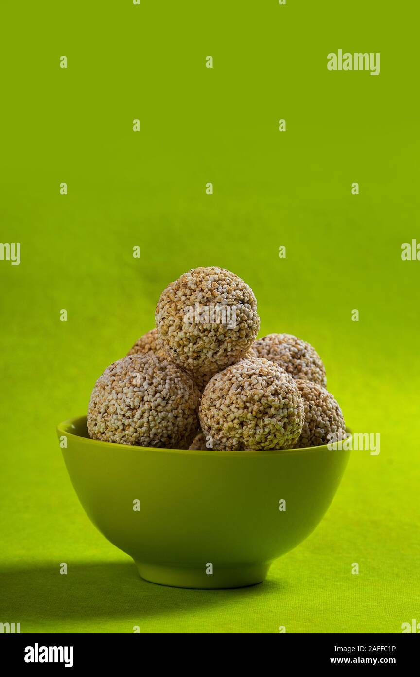 Amaranth oder Rajgira laddu, Cholai ke laddo in grün Schüssel auf grünem Hintergrund Stockfoto
