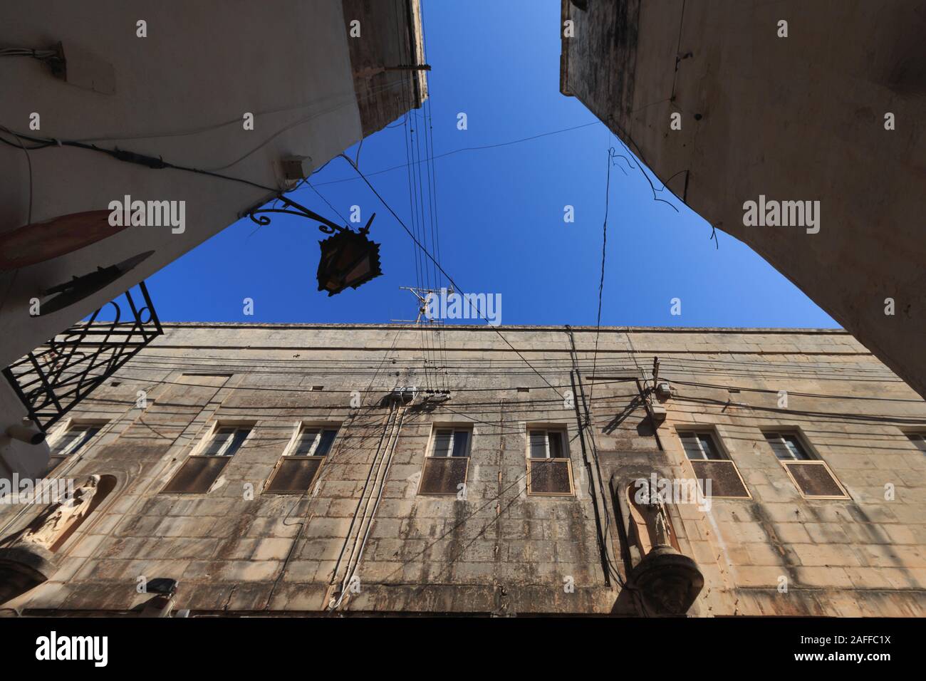 Unordentliche elektrische Kabel auf Gebäuden in Malta Stockfoto