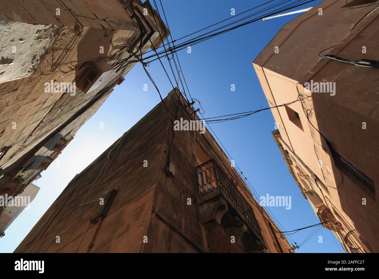Unordentliche elektrische Kabel auf Gebäuden in Malta Stockfoto