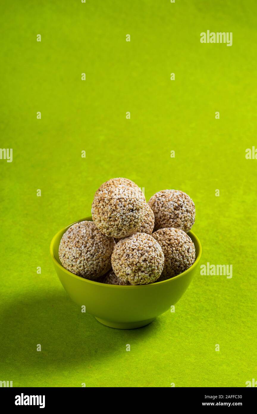 Amaranth oder Rajgira laddu, Cholai ke laddo in grün Schüssel auf grünem Hintergrund Stockfoto