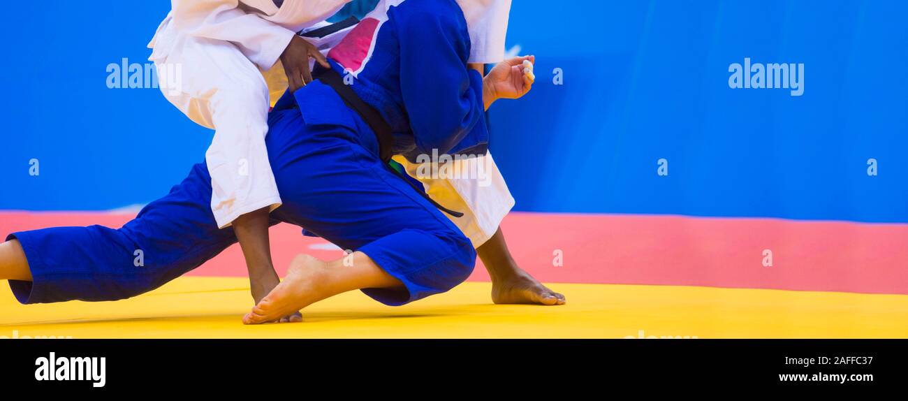 Zwei judo Kämpfer in weißen und blauen Uniform. Stockfoto