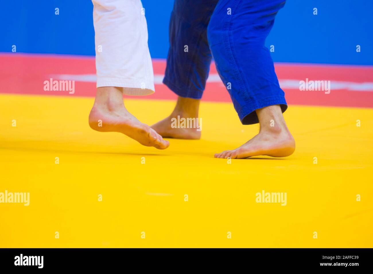 Zwei judo Kämpfer in weißen und blauen Uniform Stockfoto