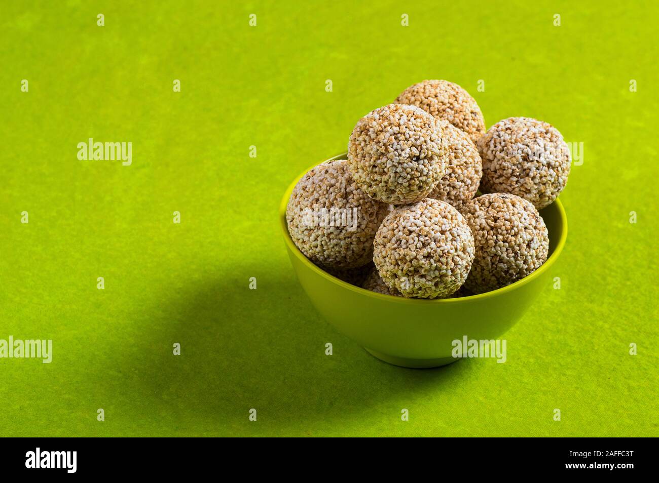 Amaranth oder Rajgira laddu, Cholai ke laddo in grün Schüssel auf grünem Hintergrund Stockfoto