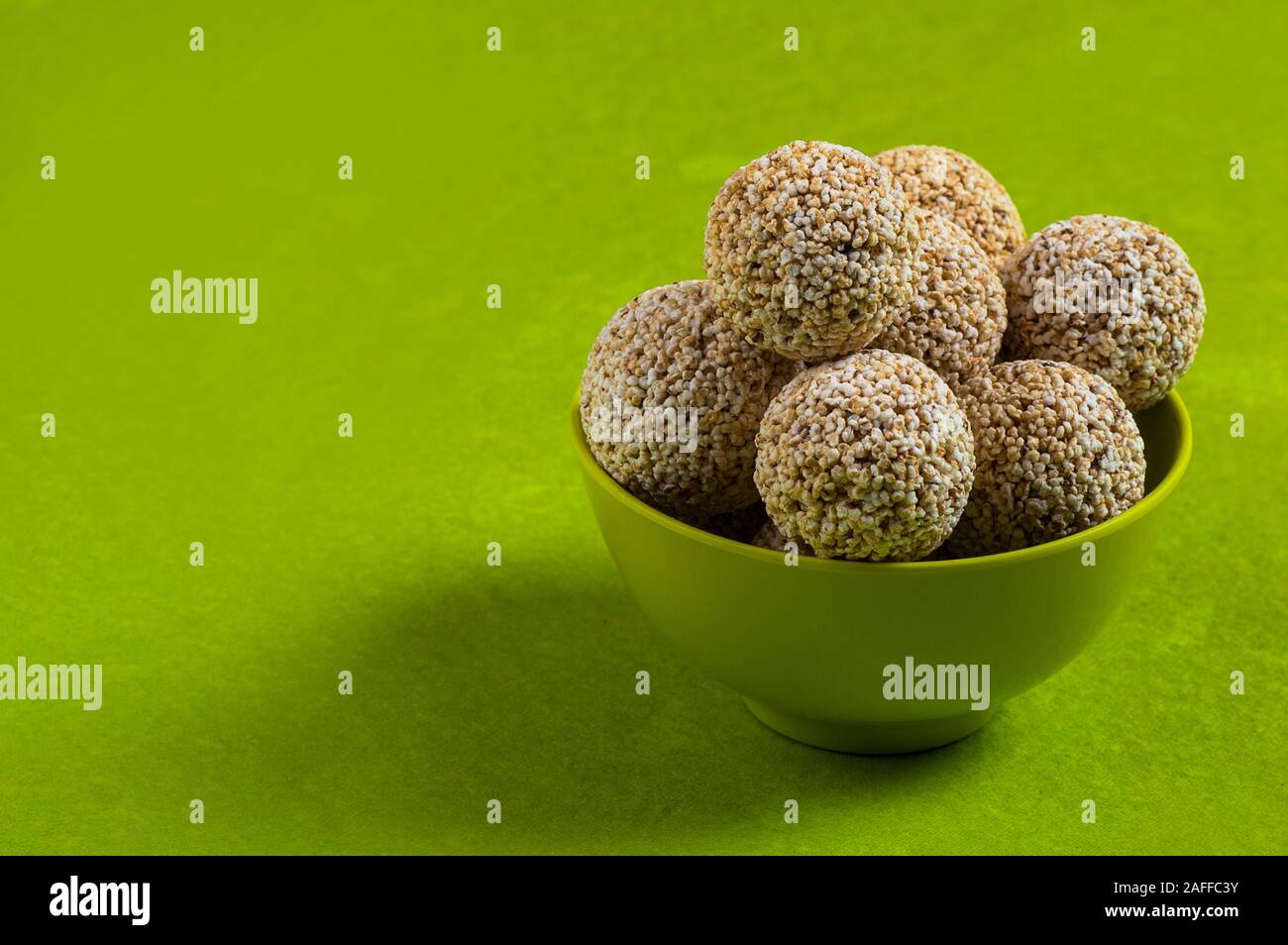 Amaranth oder Rajgira laddu, Cholai ke laddo in grün Schüssel auf grünem Hintergrund Stockfoto