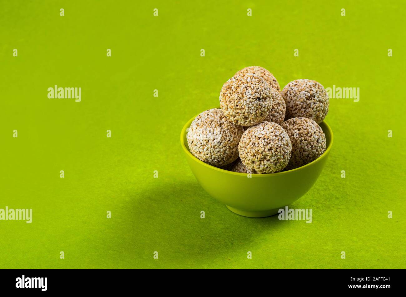 Amaranth oder Rajgira laddu, Cholai ke laddo in grün Schüssel auf grünem Hintergrund Stockfoto