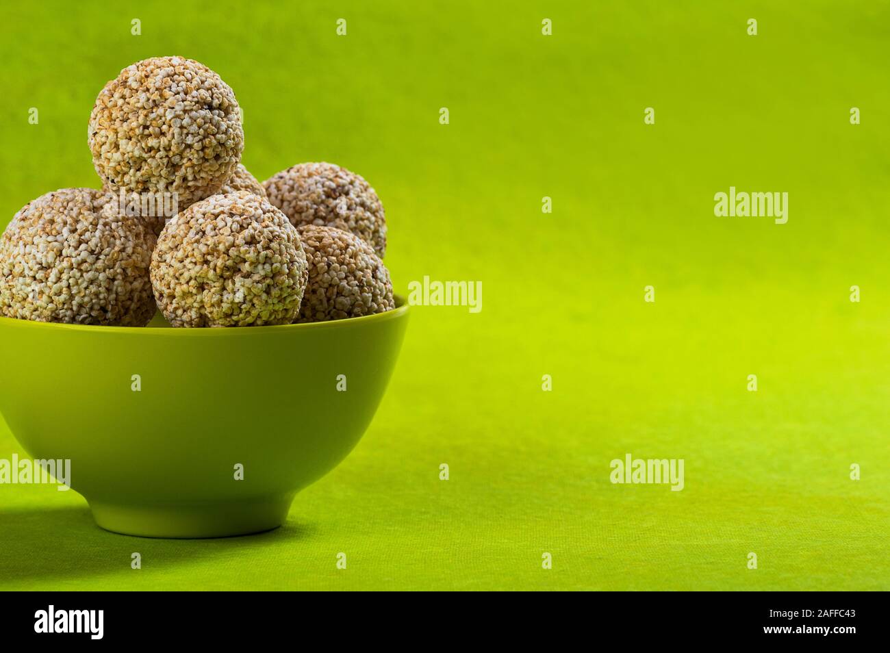 Amaranth oder Rajgira laddu, Cholai ke laddo in grün Schüssel auf grünem Hintergrund Stockfoto