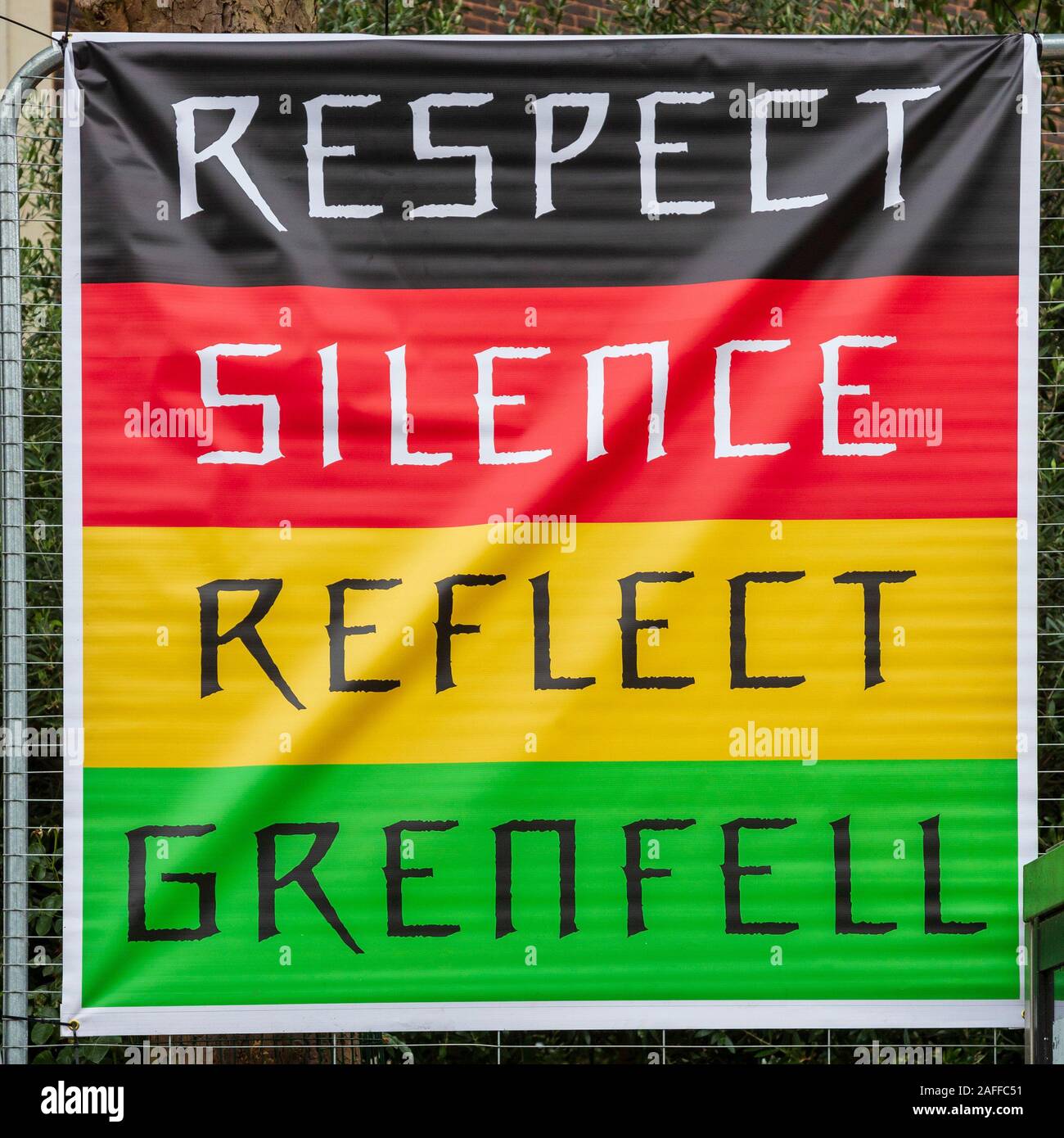 Respekt, Stille, nachdenken, Grenfell, Plakat, Notting Hill Carnival, London, England, Vereinigtes Königreich, Europa Stockfoto