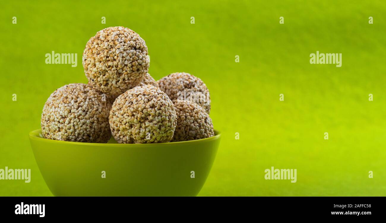 Amaranth oder Rajgira laddu, Cholai ke laddo in grün Schüssel auf grünem Hintergrund Stockfoto