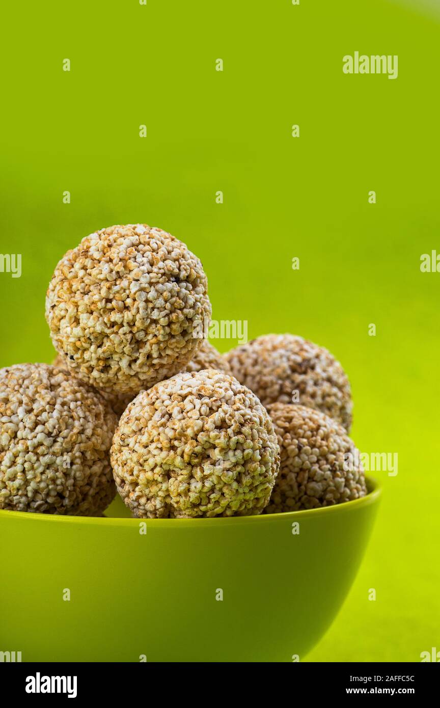 Amaranth oder Rajgira laddu, Cholai ke laddo in grün Schüssel auf grünem Hintergrund Stockfoto