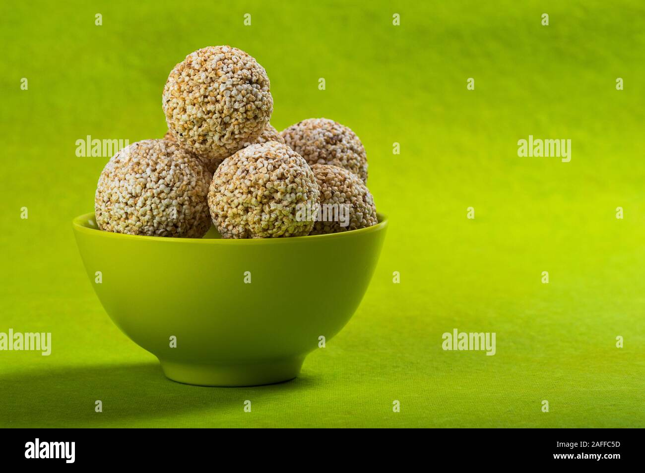 Amaranth oder Rajgira laddu, Cholai ke laddo in grün Schüssel auf grünem Hintergrund Stockfoto