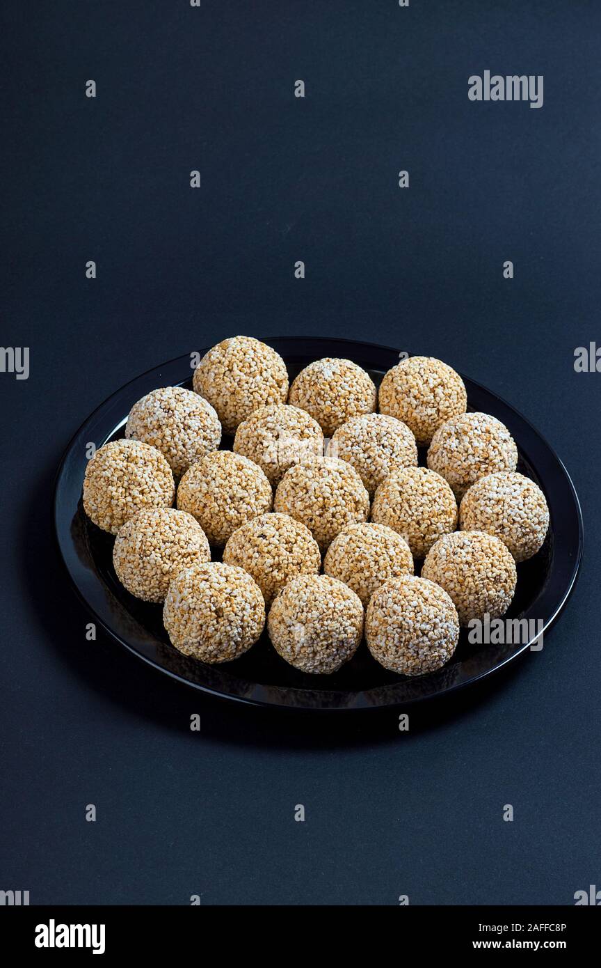Amaranth ladoo oder Rajgira laddu oder Cholai ke laddo in Schwarz auf schwarzem Hintergrund. Stockfoto