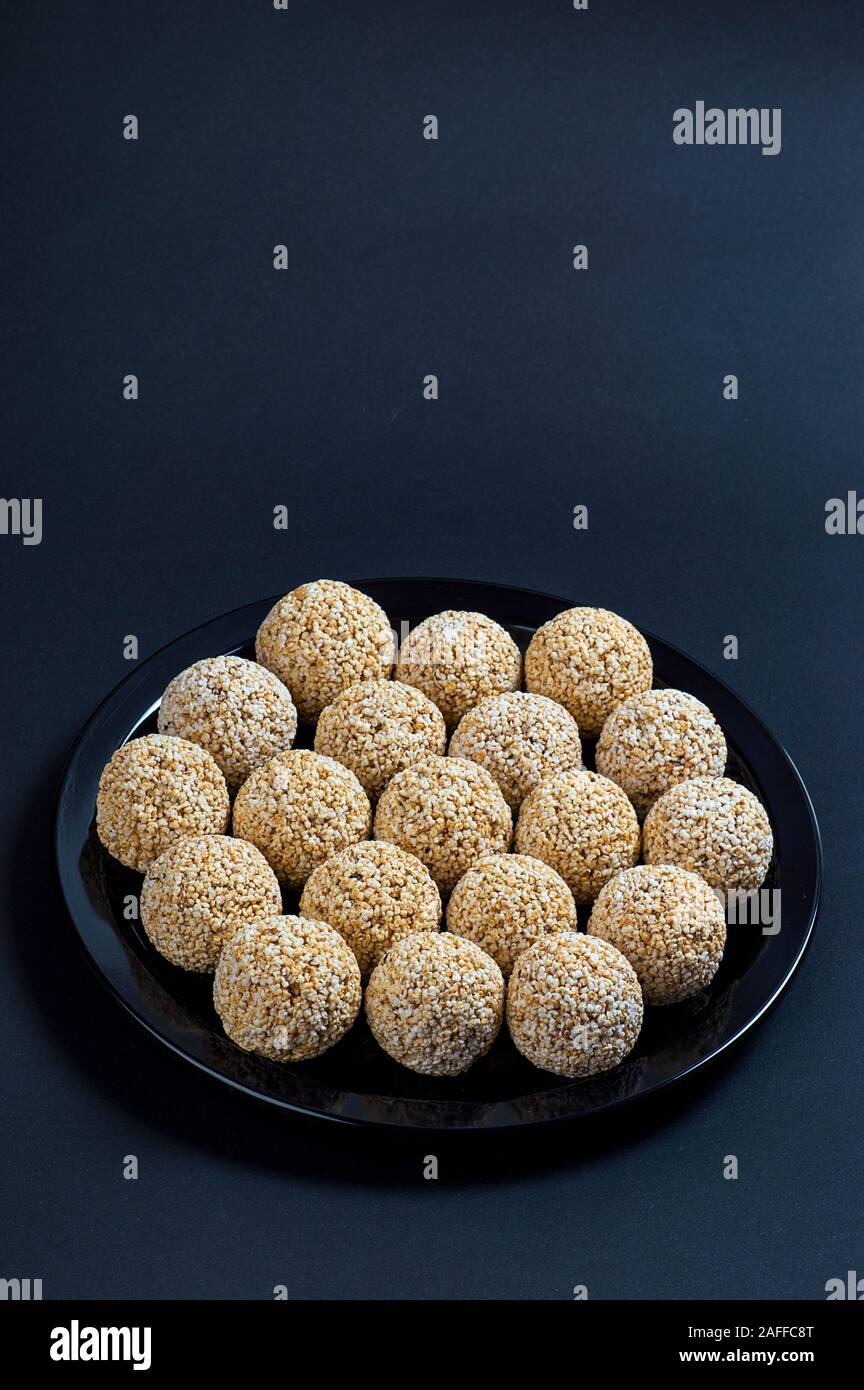 Amaranth ladoo oder Rajgira laddu oder Cholai ke laddo in Schwarz auf schwarzem Hintergrund. Stockfoto