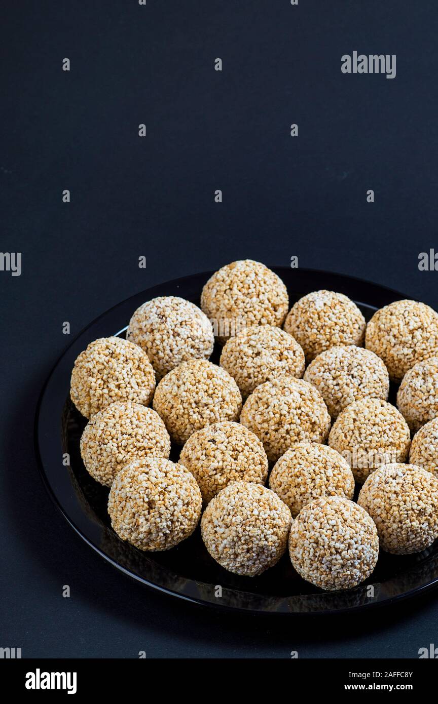 Amaranth ladoo oder Rajgira laddu oder Cholai ke laddo in Schwarz auf schwarzem Hintergrund. Stockfoto