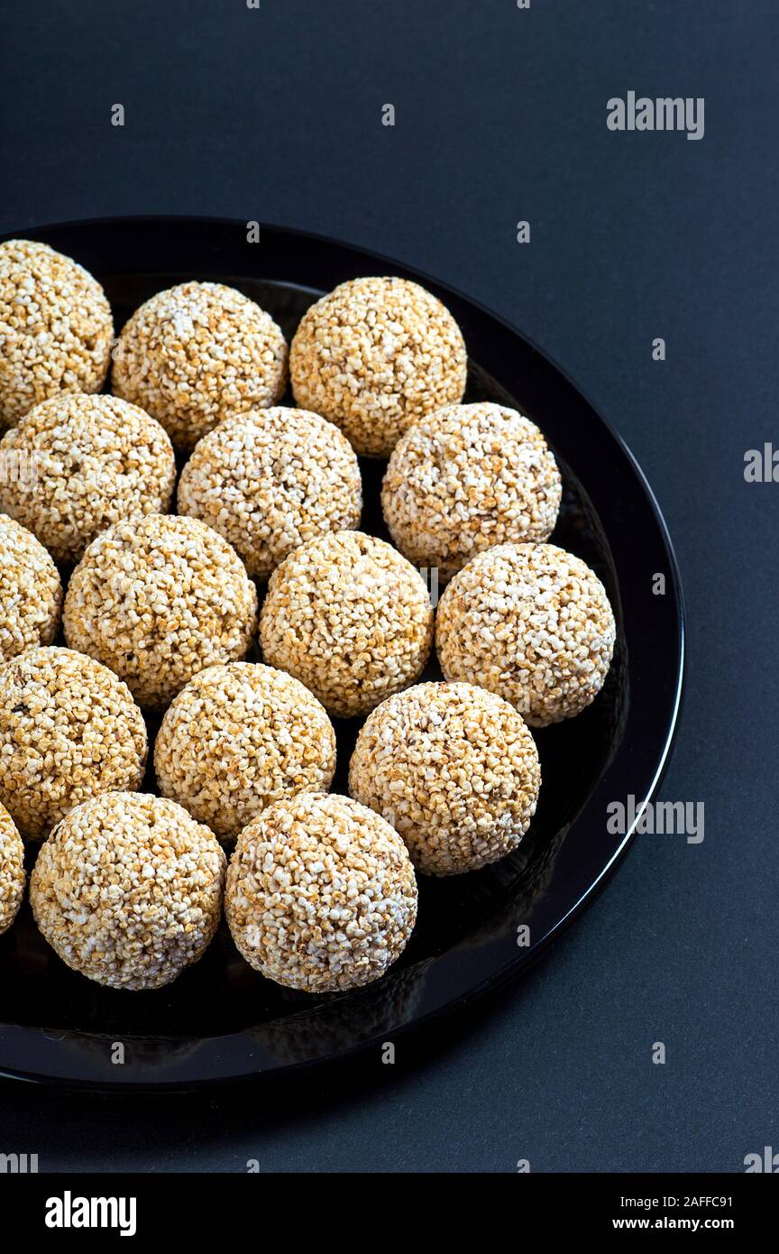 Amaranth ladoo oder Rajgira laddu oder Cholai ke laddo in Schwarz auf schwarzem Hintergrund. Stockfoto