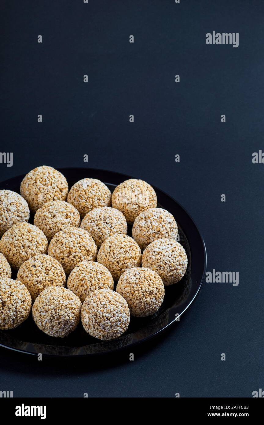 Amaranth ladoo oder Rajgira laddu oder Cholai ke laddo in Schwarz auf schwarzem Hintergrund. Stockfoto