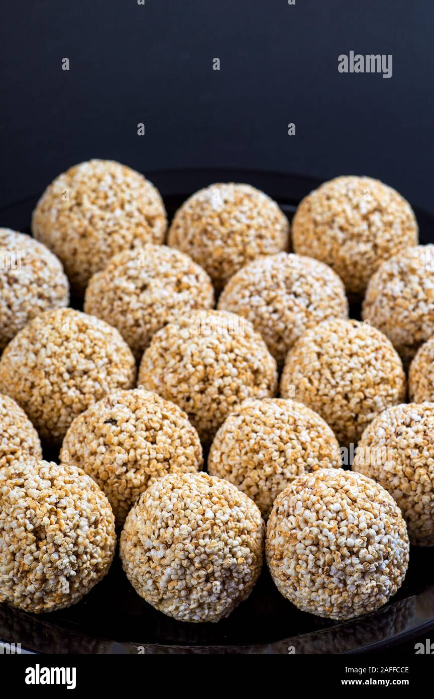 Amaranth ladoo oder Rajgira laddu oder Cholai ke laddo in Schwarz auf schwarzem Hintergrund. Stockfoto