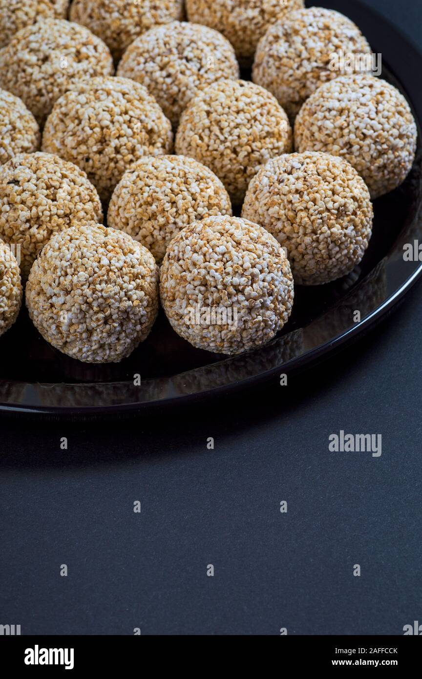Amaranth ladoo oder Rajgira laddu oder Cholai ke laddo in Schwarz auf schwarzem Hintergrund. Stockfoto