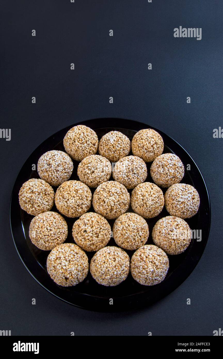 Amaranth ladoo oder Rajgira laddu oder Cholai ke laddo in Schwarz auf schwarzem Hintergrund. Stockfoto