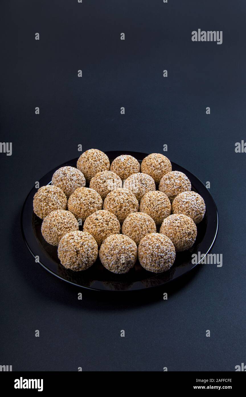 Amaranth ladoo oder Rajgira laddu oder Cholai ke laddo in Schwarz auf schwarzem Hintergrund. Stockfoto