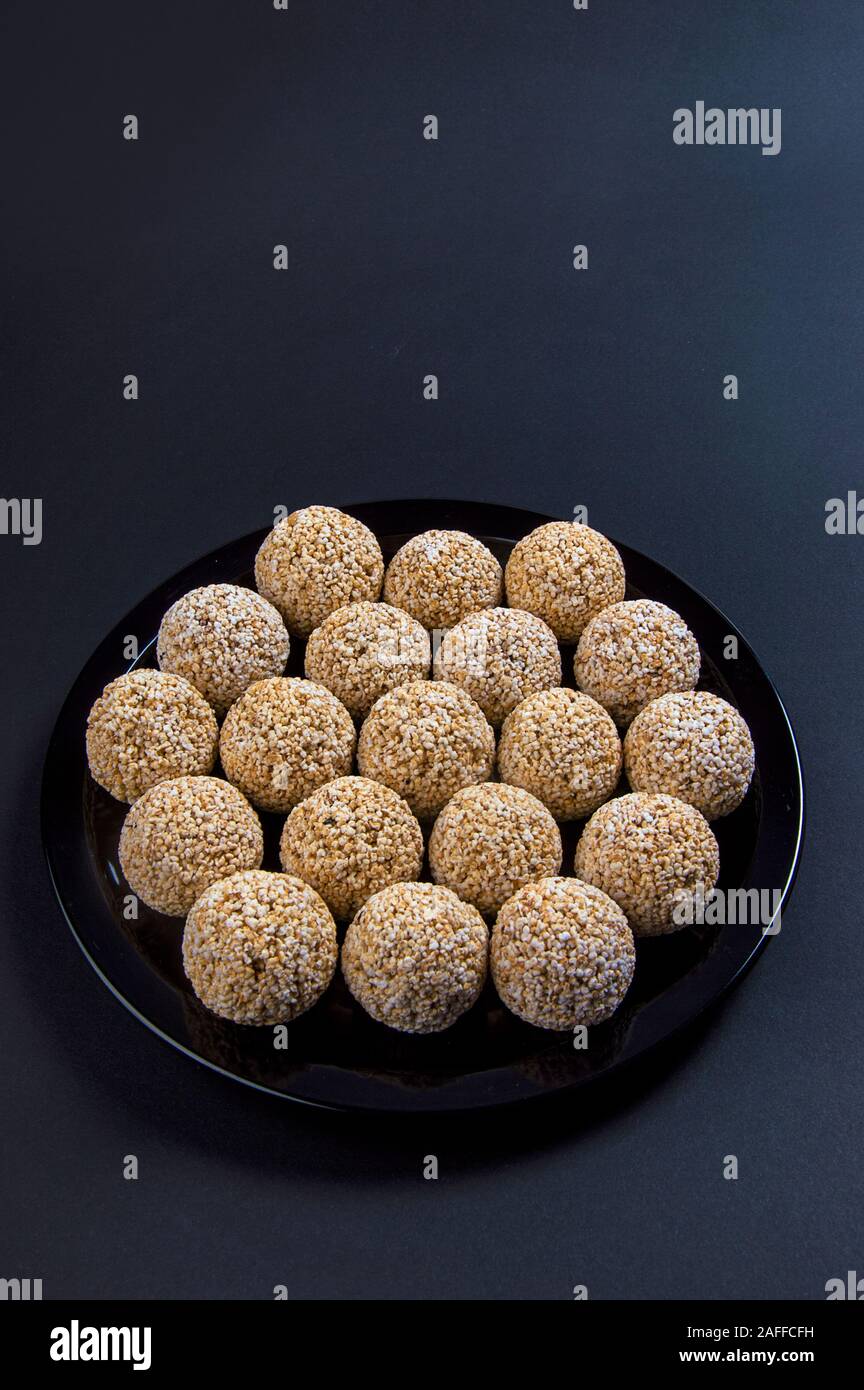 Amaranth ladoo oder Rajgira laddu oder Cholai ke laddo in Schwarz auf schwarzem Hintergrund. Stockfoto