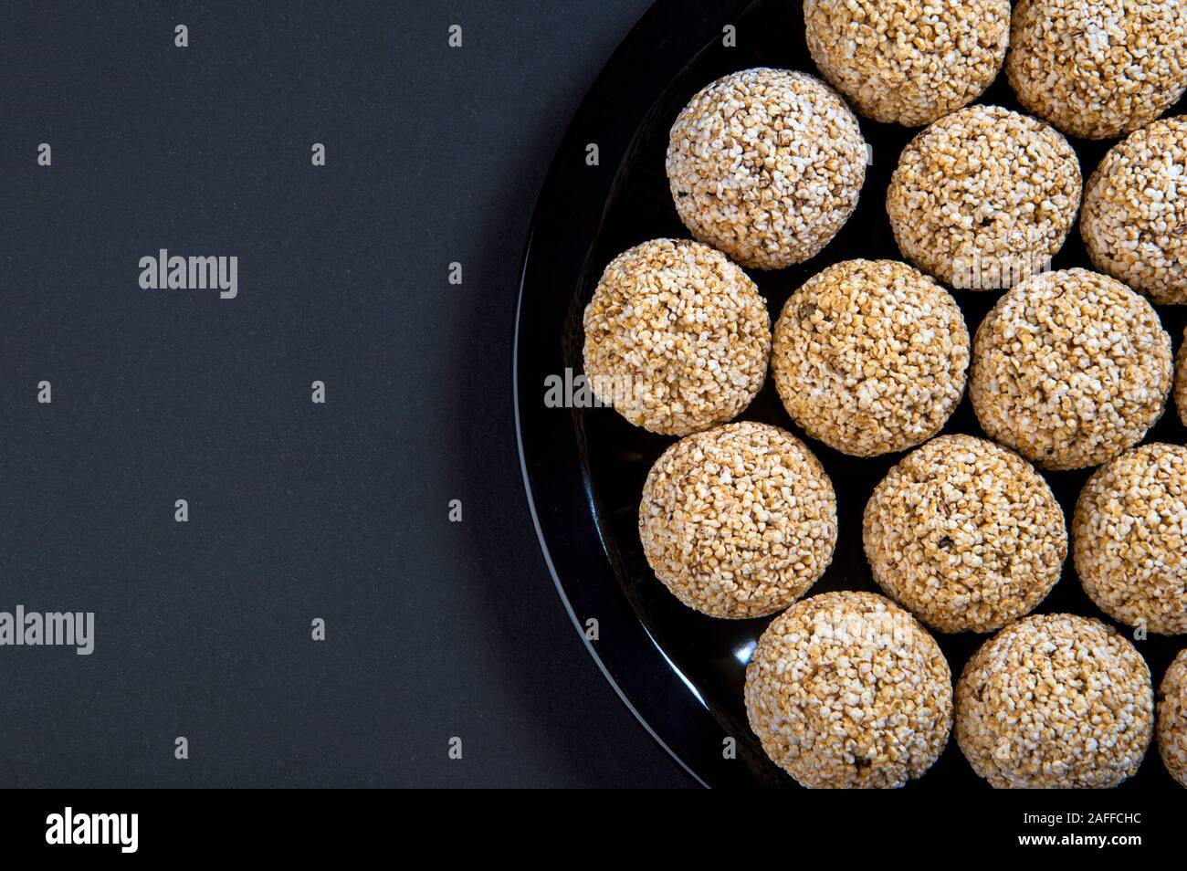 Amaranth ladoo oder Rajgira laddu oder Cholai ke laddo in Schwarz auf schwarzem Hintergrund. Stockfoto