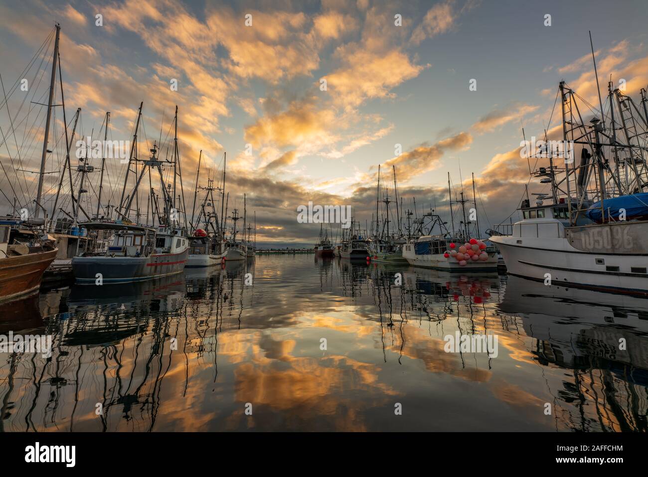 Schönen sonnenaufgang Reflexion über Comox Fishermans Wharf in Comox Valley, British Columbia, Kanada Stockfoto
