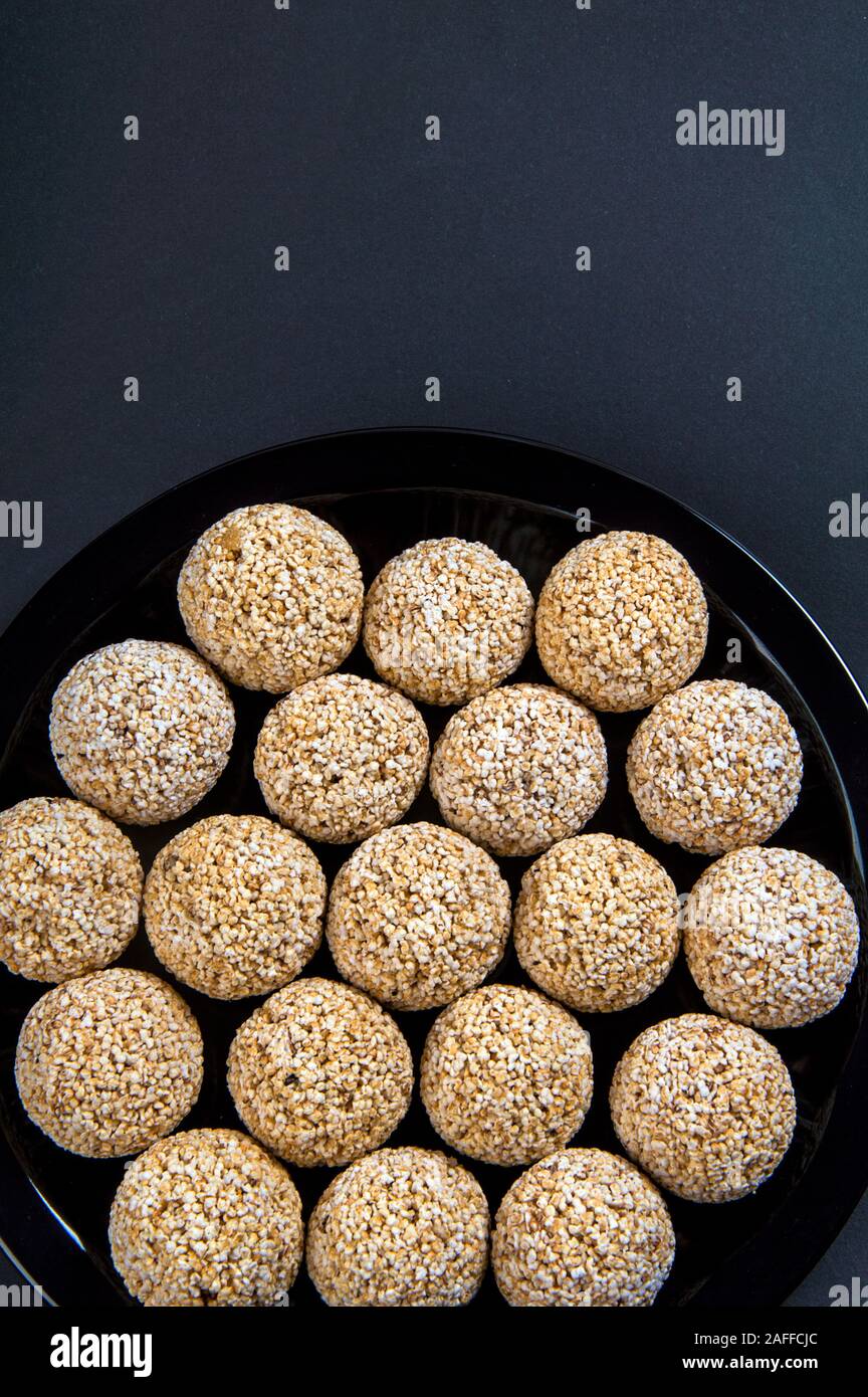 Amaranth ladoo oder Rajgira laddu oder Cholai ke laddo in Schwarz auf schwarzem Hintergrund. Stockfoto