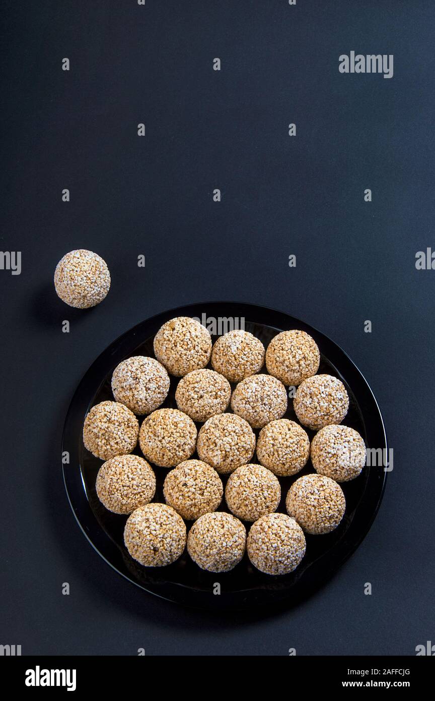 Amaranth ladoo oder Rajgira laddu oder Cholai ke laddo in Schwarz auf schwarzem Hintergrund. Stockfoto