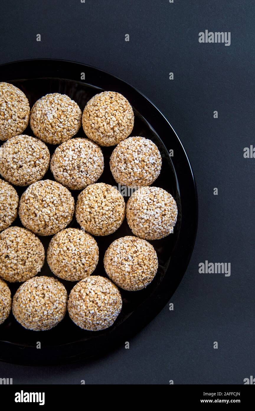 Amaranth ladoo oder Rajgira laddu oder Cholai ke laddo in Schwarz auf schwarzem Hintergrund. Stockfoto