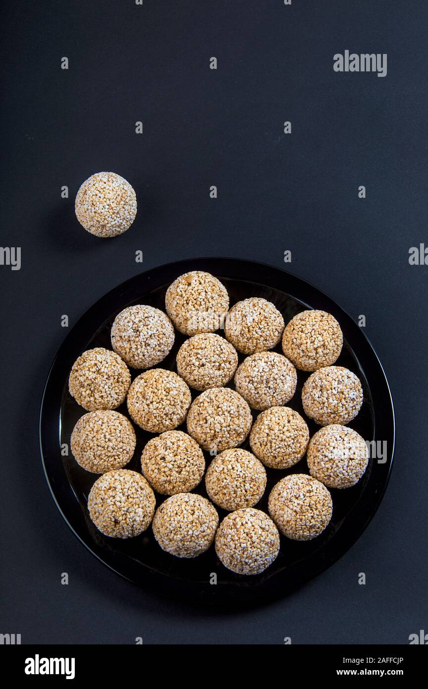 Amaranth ladoo oder Rajgira laddu oder Cholai ke laddo in Schwarz auf schwarzem Hintergrund. Stockfoto