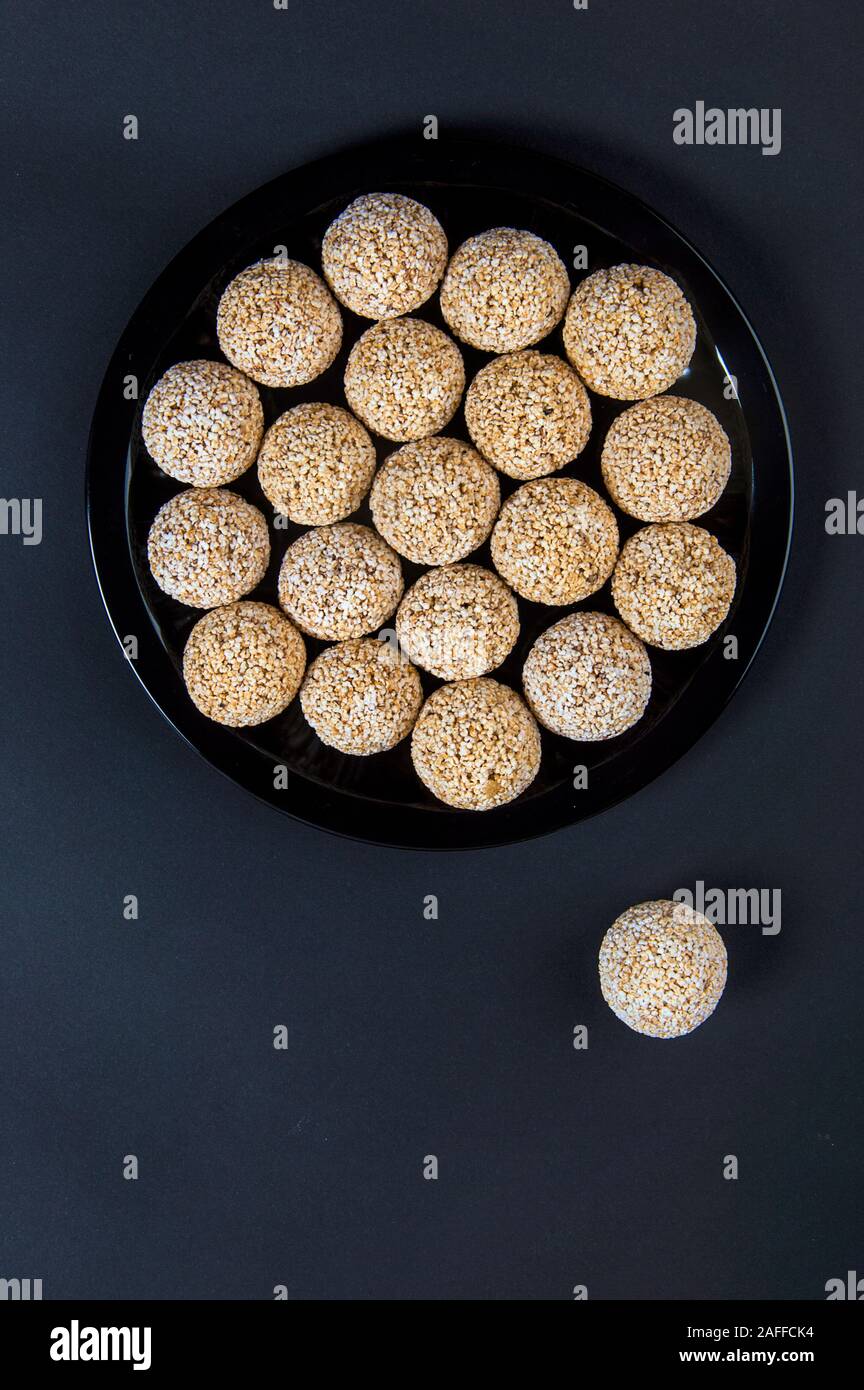 Amaranth ladoo oder Rajgira laddu oder Cholai ke laddo in Schwarz auf schwarzem Hintergrund. Stockfoto