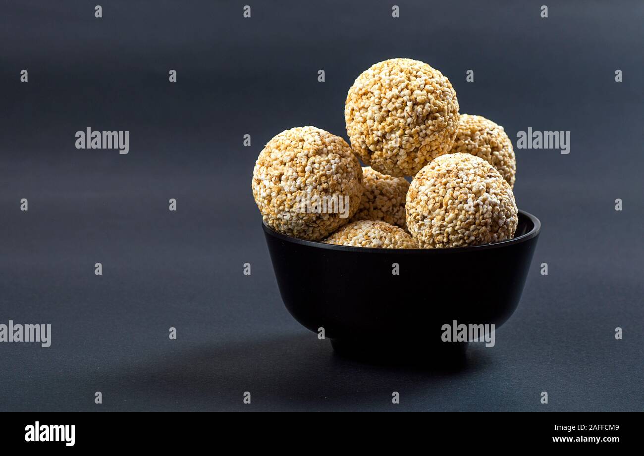Amaranth oder Rajgira laddu, Cholai ke laddo in schwarz Schüssel auf schwarzem Hintergrund Stockfoto