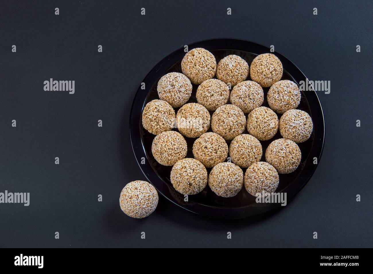 Amaranth ladoo oder Rajgira laddu oder Cholai ke laddo in Schwarz auf schwarzem Hintergrund. Stockfoto