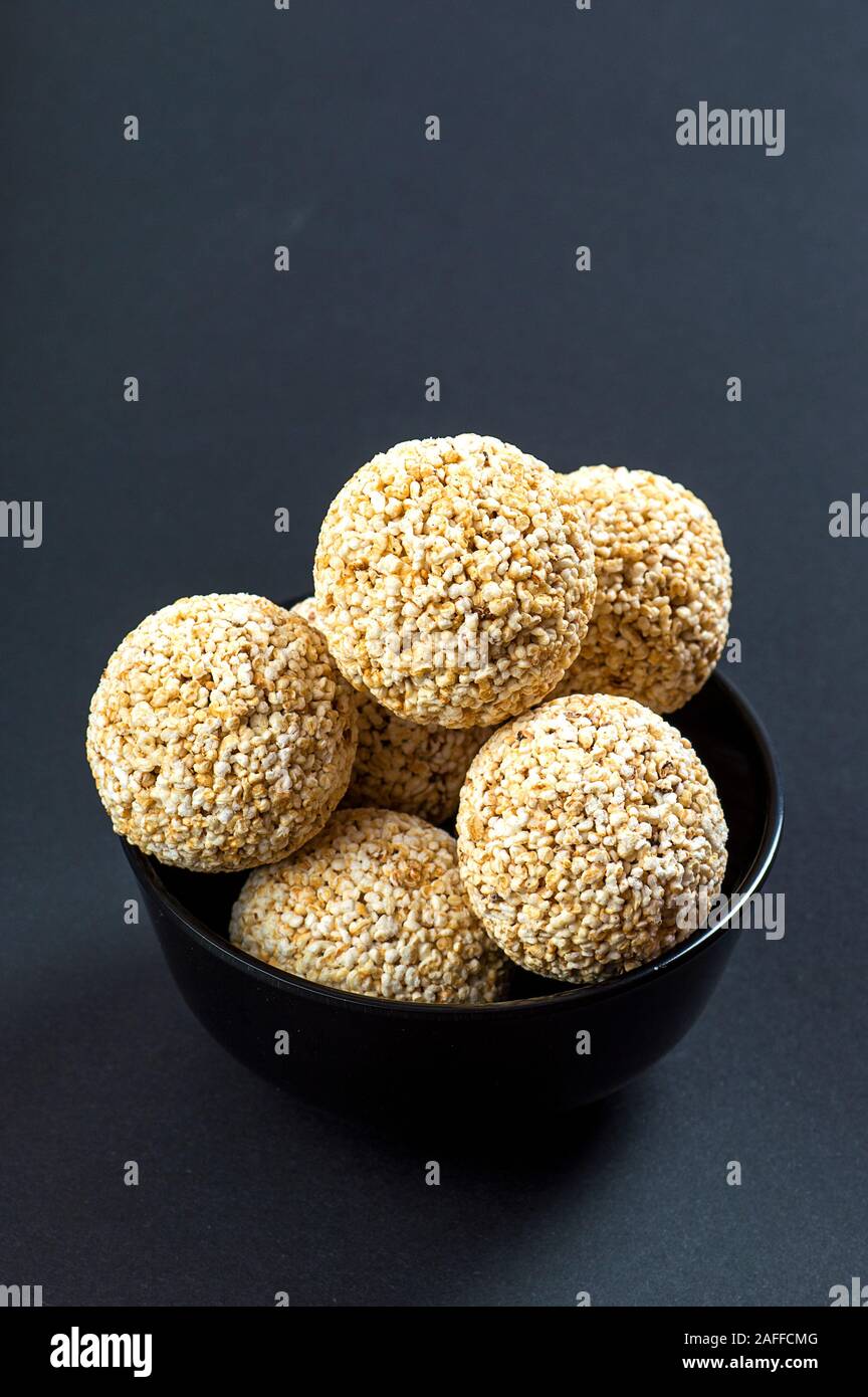 Amaranth oder Rajgira laddu, Cholai ke laddo in schwarz Schüssel auf schwarzem Hintergrund Stockfoto