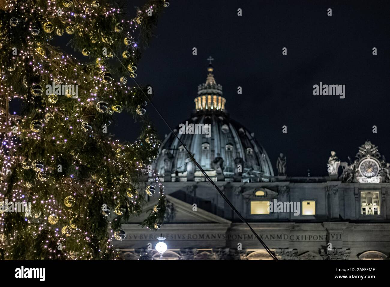 Rom, Italien, 8. Dezember 2019. Auf der Piazza San Pietro die Krippe vervielfältigt mit dem Holz des Trentino. Mit dem Weihnachtsbaum im Hintergrund. Stockfoto