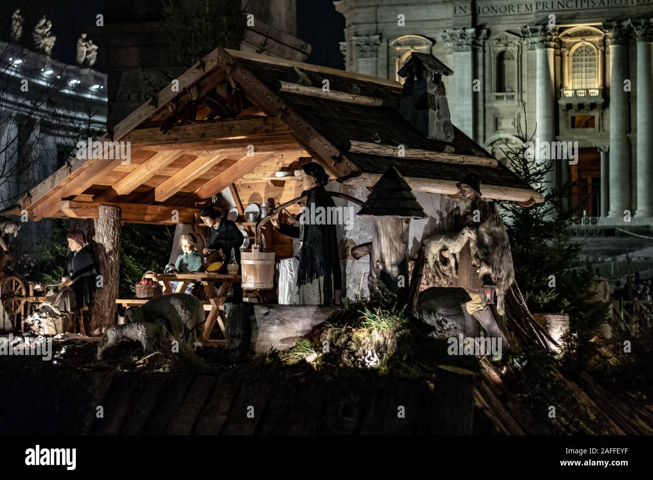 Rom, Italien, 8. Dezember 2019. Auf der Piazza San Pietro die Krippe vervielfältigt mit dem Holz des Trentino. Mit dem Weihnachtsbaum im Hintergrund. Stockfoto