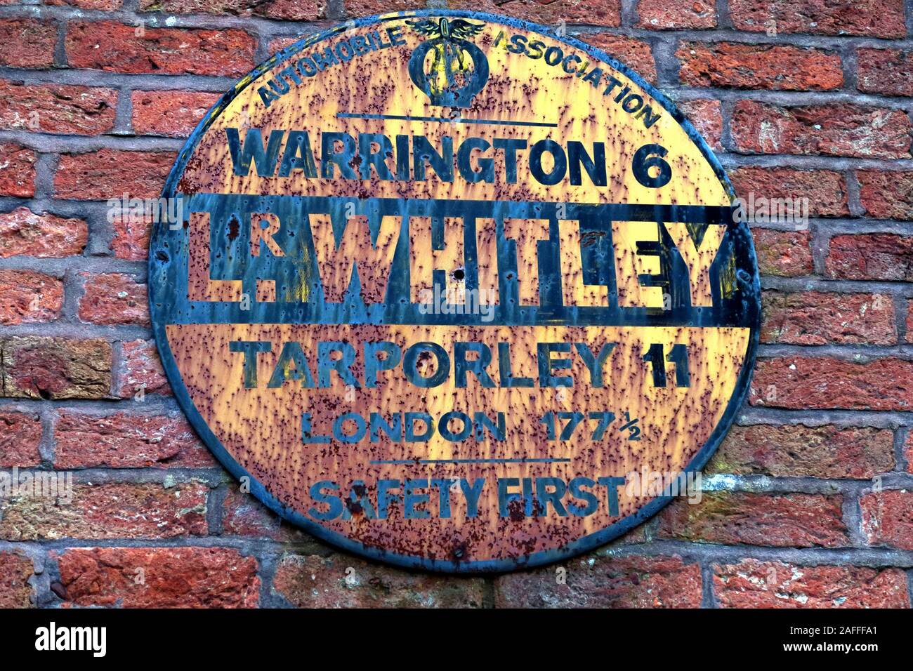 Historisches Automobilzulieferschild, Lower Whitley-Schild, Warrington 6 Meilen, Tarporley 11 Meilen, London 177,Sicherheit Geht Vor Stockfoto