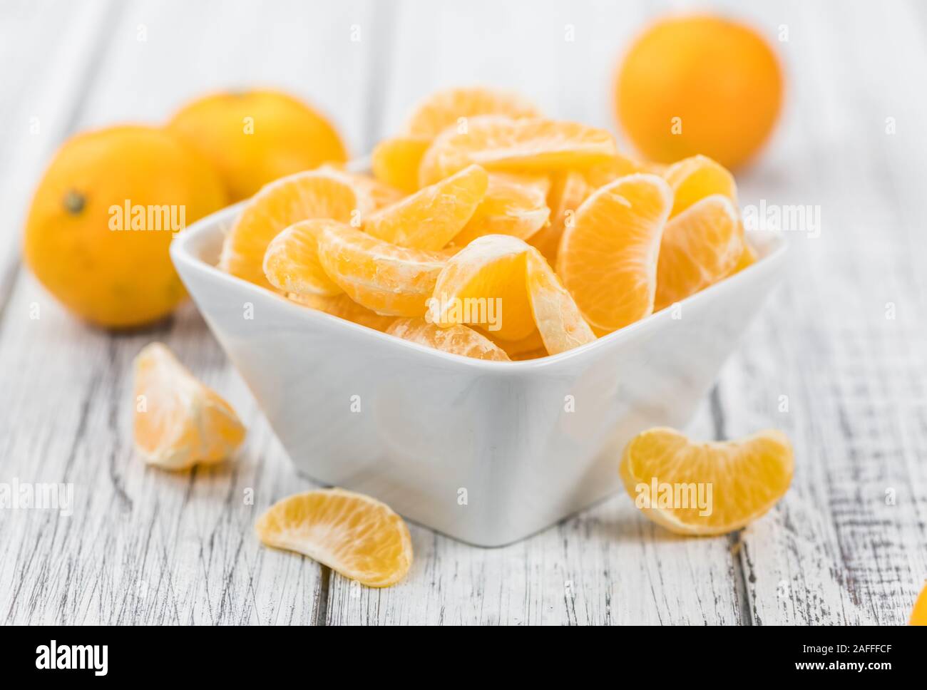 Raw Tangerine Stücke (Nahaufnahme) auf vintage Hintergrund Stockfoto