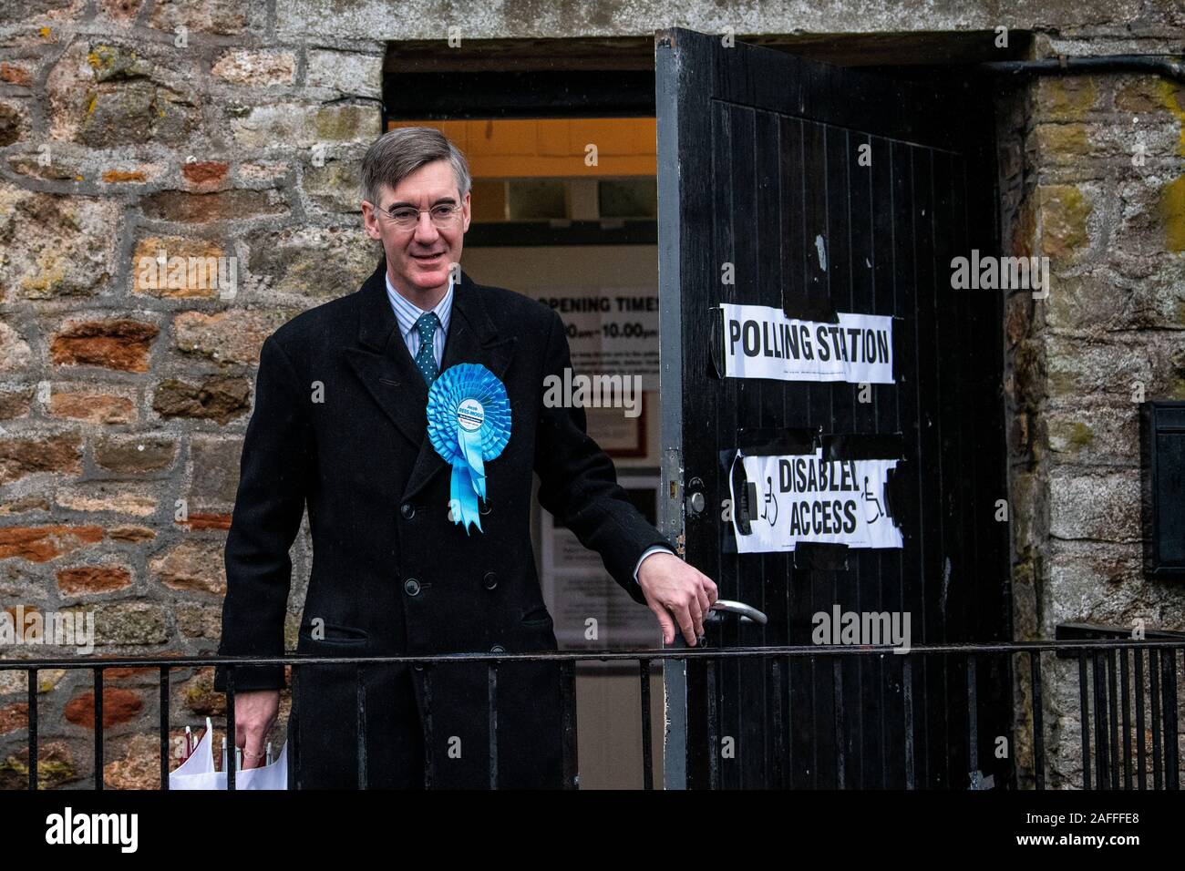 Konservative Partei Kandidat für North East Somerset Jakob Rees-Mogg wirft seine Stimme für die allgemeine Wahl an seiner lokalen Wahllokal. Stockfoto