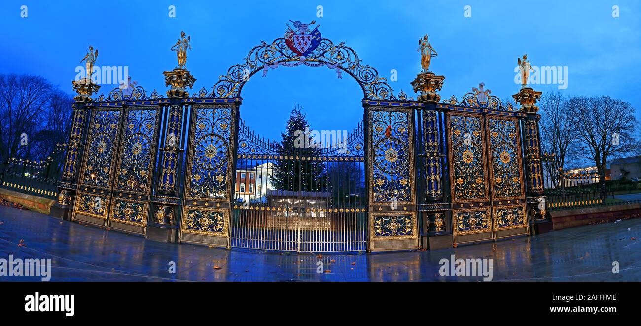 Warrington Golden Gates & Town Hall, Abenddämmerung, Sankey Street, Warrington, Cheshire, England, Großbritannien, WA1, Panorama, Pano Stockfoto