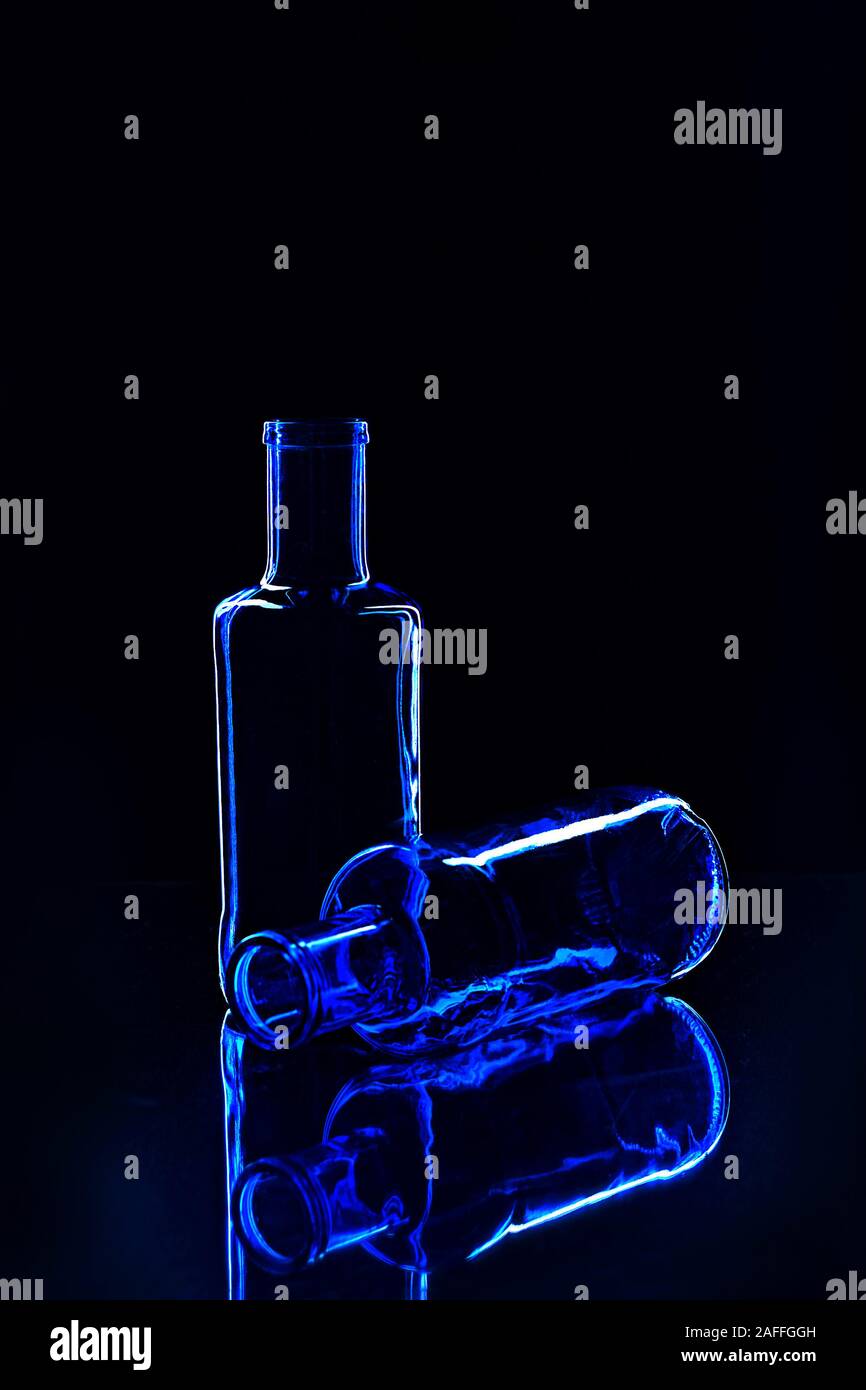 Leer Classic blau Flaschen auf dunklem Hintergrund. Valentinstag, Geburtstag Konzept. Classic blau Farbe des Jahres Inschrift 2020. Stockfoto