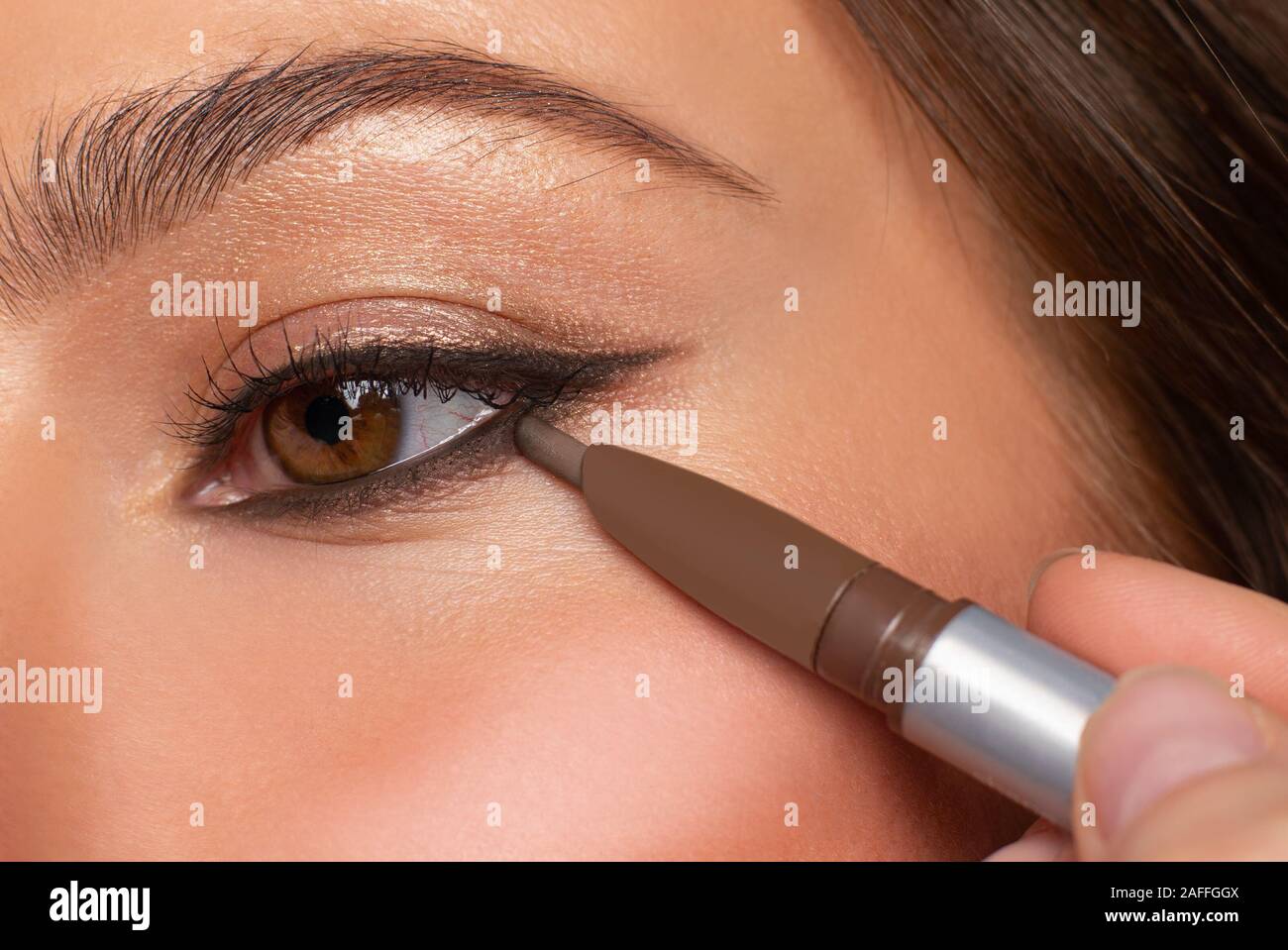 Schöne Auge der Frau mit super Make up. Mädchen ist die Anwendung eyeliner  auf Ihre Augen Stockfotografie - Alamy