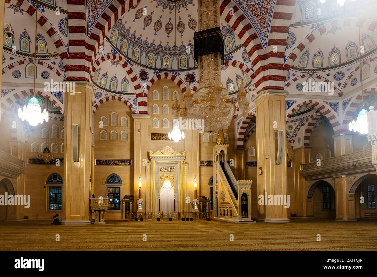 Innenraum von Ahmad Kadyrow Moschee mitten in Tschetschenien Stockfoto