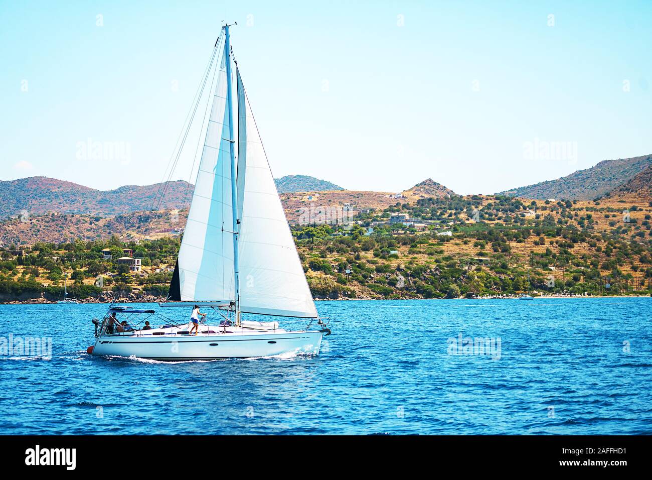Segelboot auf dem offenen Meer in Griechenland. Yachting. Das türkisfarbene Wasser der Ägäis. Berühmte reisen Segeln in Europa. Das beste Reiseziel. Stockfoto