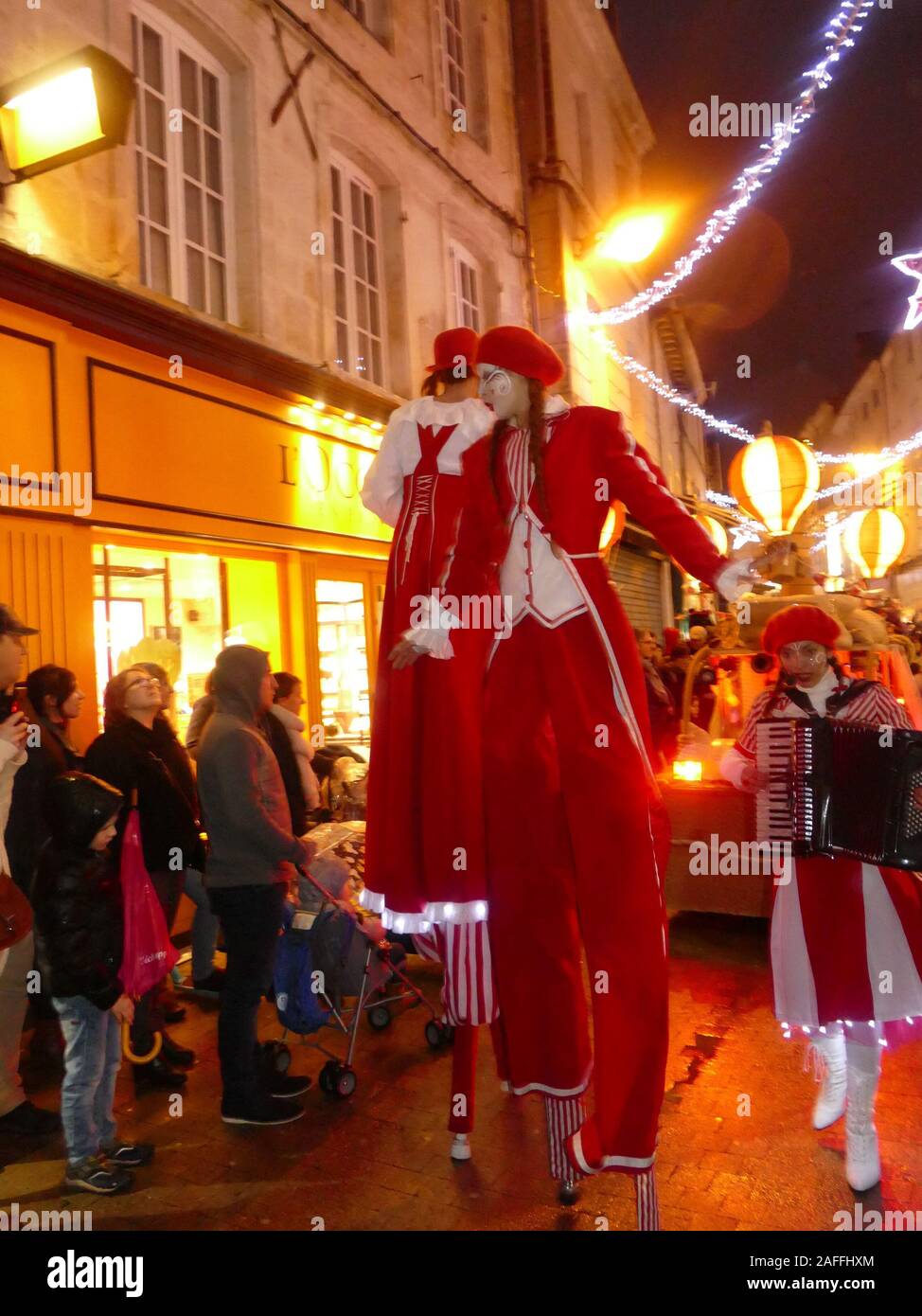 Weihnachten weiterhin die beleuchteten Straßen von Niort zu beleben Stockfoto