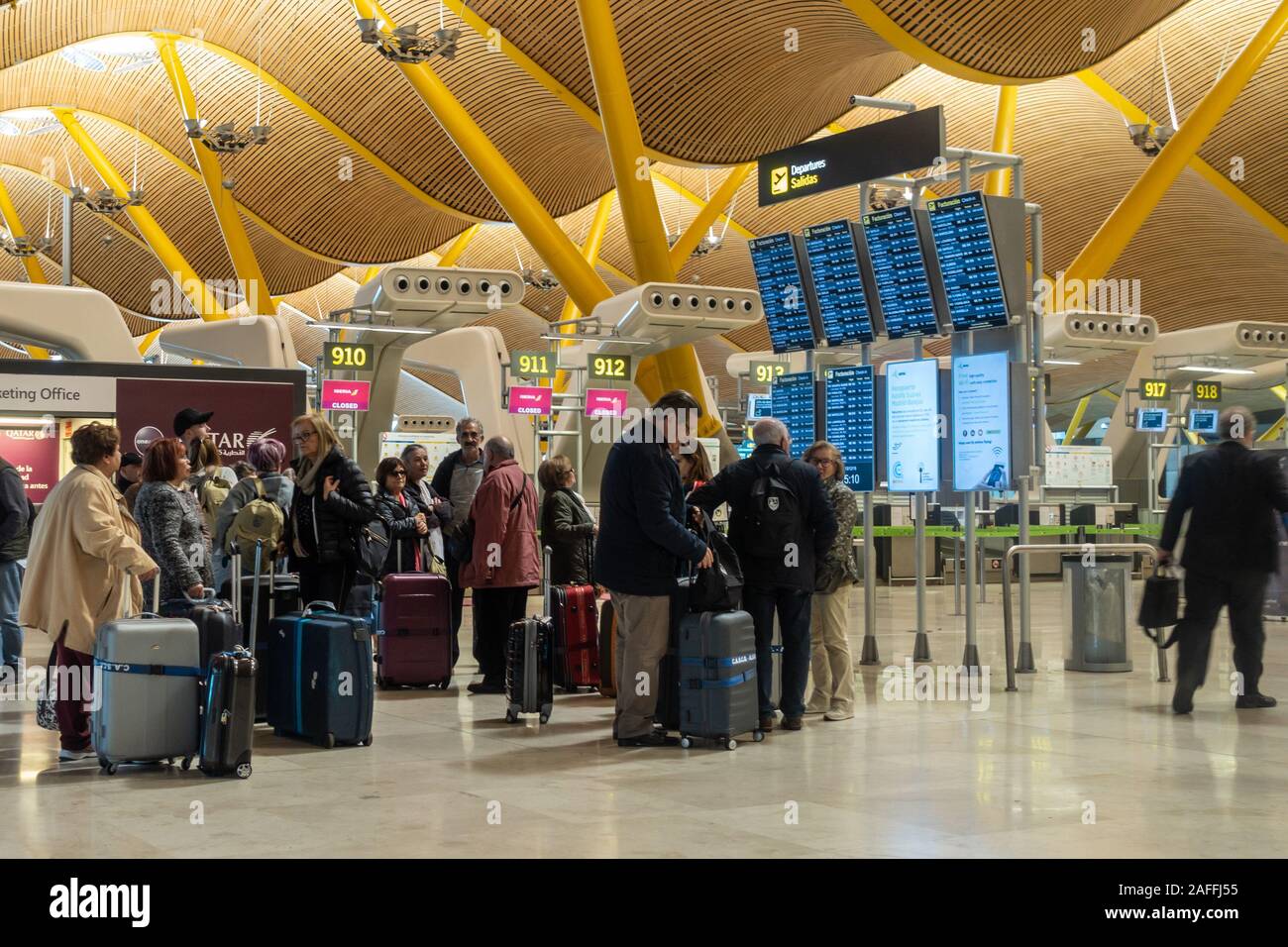 Passagiere warten in Adolfo Suárez Flughafen Barajas in Madrid, Spanien zu prüfen. Stockfoto
